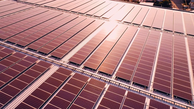鸟瞰图太阳能屋顶的工厂视频素材