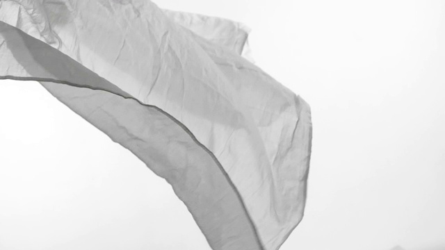 白色透明织物随风飘动，动作缓慢视频素材