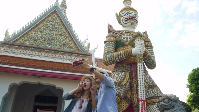 一对亚洲游客在曼谷乘船观光自拍照在湄南河曼谷，泰国。视频素材