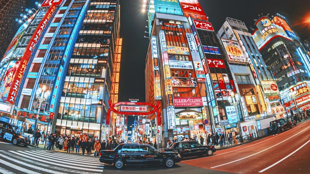 日本东京新宿，歌舞伎町夜晚的时光流逝，熙熙攘攘的人群行走在街道上视频素材