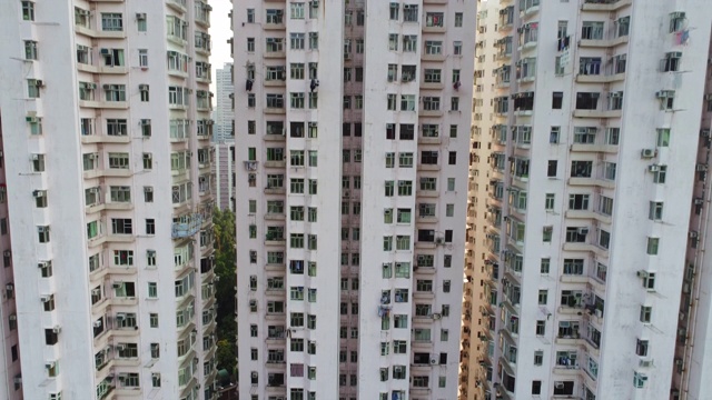 航拍向上显示香港的城市景观后面的住宅摩天大楼，香港视频素材