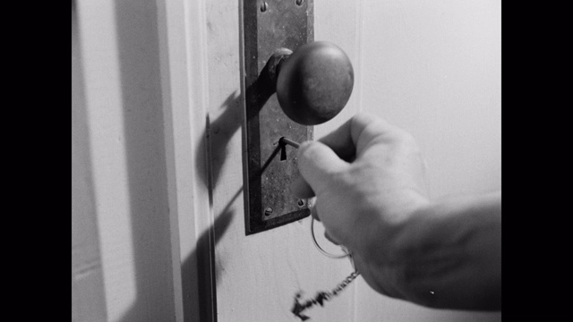 男人用万能钥匙锁门的手的特写视频下载