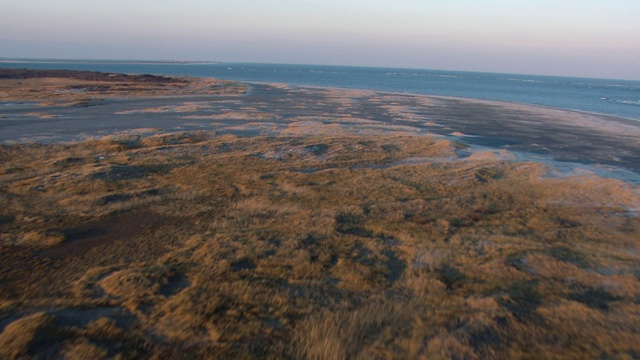 新泽西州普兰岛海滩和沼泽的鸟瞰图。视频素材