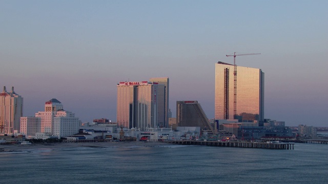 美国新泽西州，大西洋城市中心日落时的鸟瞰图。视频下载