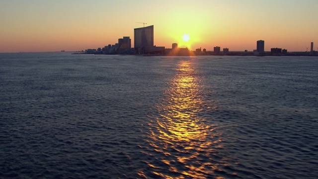 美国新泽西州，大西洋城市中心日落时的鸟瞰图。视频下载