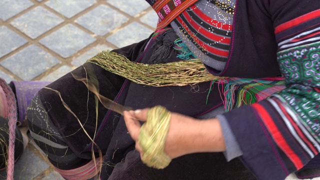 在越南的一个山村里，一名越南妇女的双手在织线视频素材