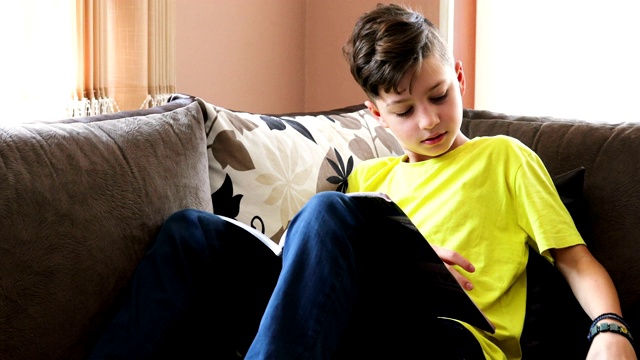 男孩在家里休息和学习视频下载