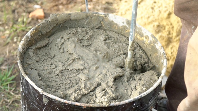用水泥、水和沙子混合砂浆视频下载