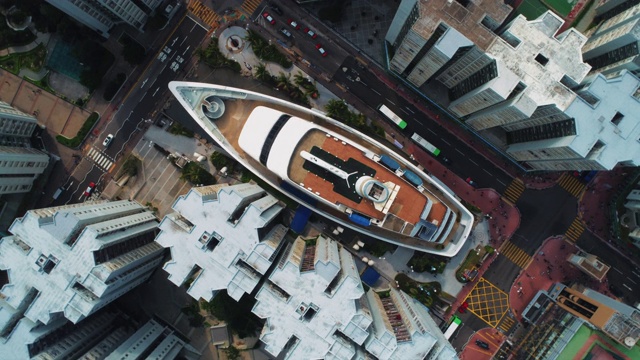 在香港黄埔花园一个不同寻常的船形购物中心上方旋转的航拍照片视频下载