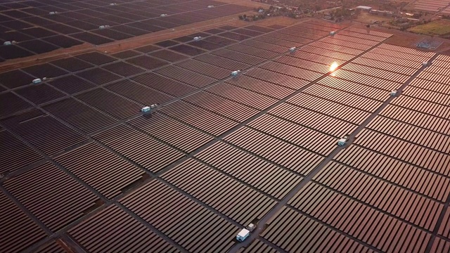 太阳能农场替代能源，日落时间视频素材