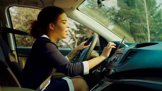 女性司机用智能手机在车里导航视频素材