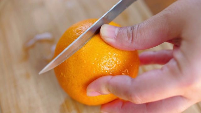 女人的手切橘子新鲜水果橙汁视频素材