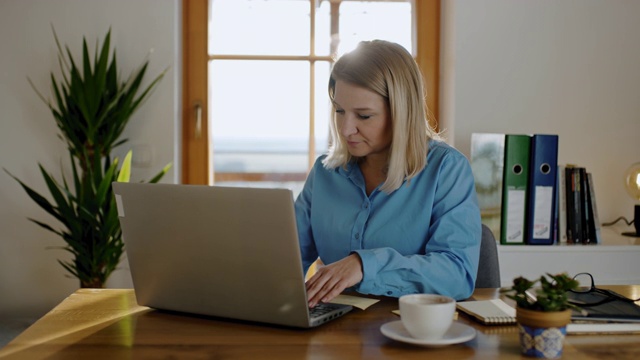 DS女商人在家用笔记本电脑工作视频素材