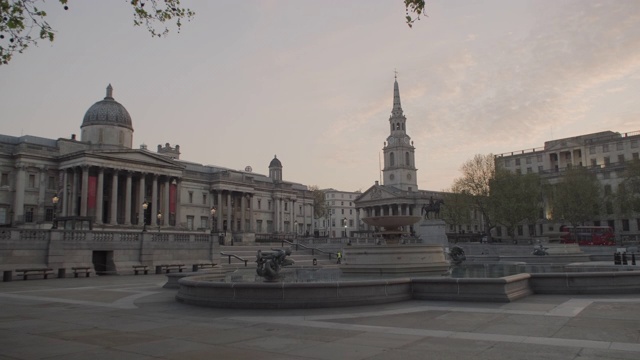 封锁伦敦，在冠状病毒大流行期间，空荡荡的特拉法加广场上有国家美术馆和喷泉，没有人视频素材