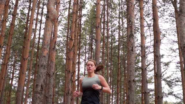 年轻女子在树林里奔跑视频素材