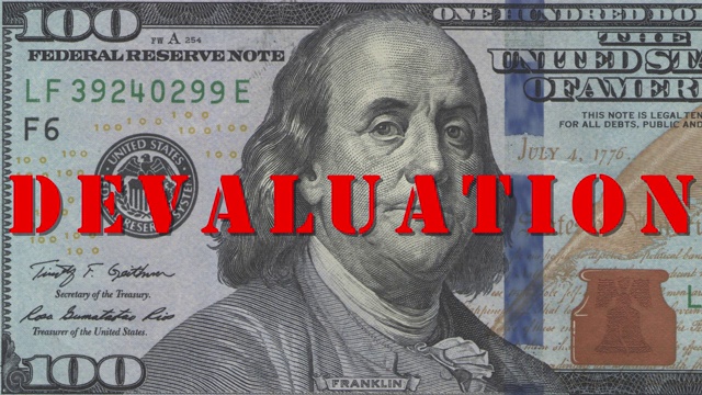 百元美钞上本杰明·富兰克林的肖像，上面有红色的“贬值”字样。故障发生时，肖像的脸皱了起来。世界金融和经济危机概念。视频下载
