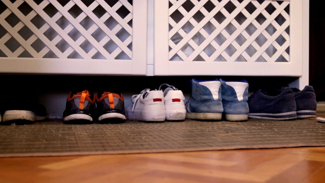 有家庭存放鞋空间的鞋架视频下载