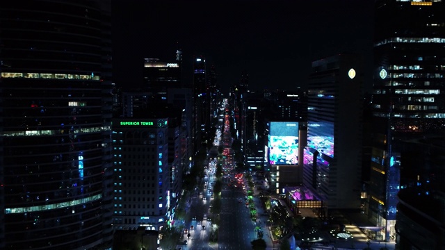 韩国首尔江南区德黑兰路沿线夜晚的城市建筑视频下载