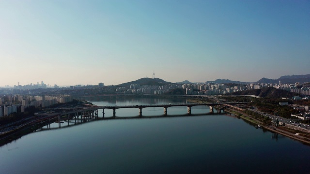 鸟瞰首尔市中心城市天际线，高速公路上的车辆和横跨汉江的大桥在首尔市，韩国。视频下载