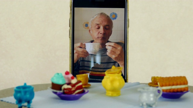 玩偶桌的茶话会用视频电话视频下载
