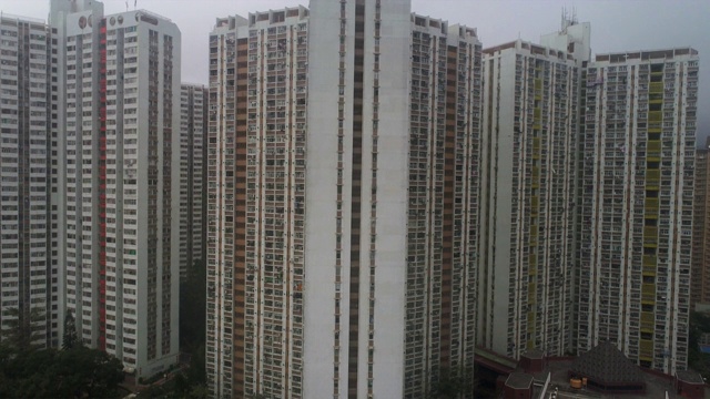 航拍显示住宅摩天大楼，然后上升揭示城市景观，香港岛，香港视频素材