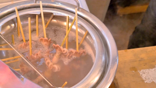 在日本东京，一种蘸着热水的食物棒视频素材