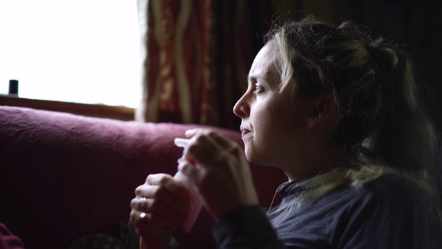 女人在沙发上与感冒，疾病和咳嗽打喷嚏和使用纸巾视频素材