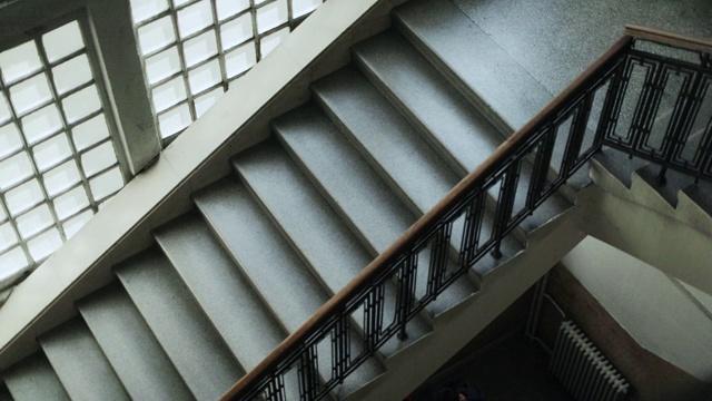 大学大楼的空楼梯，从下面看视频下载