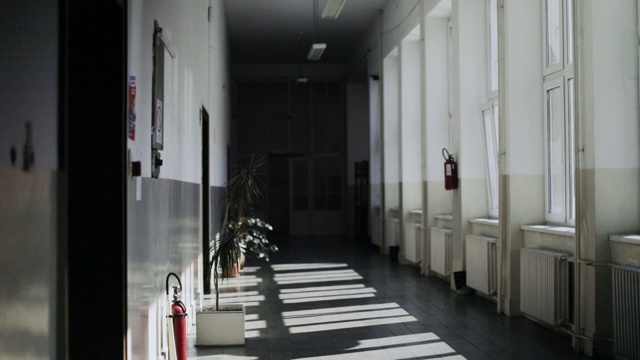 阳光灿烂的学校空荡荡的大厅。视频下载