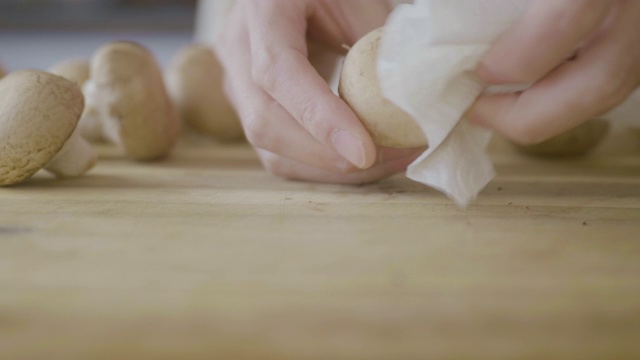 用厨房用纸手洗板栗菇视频素材