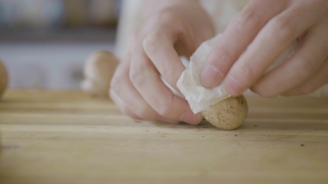 用厨房用纸手洗板栗菇视频素材