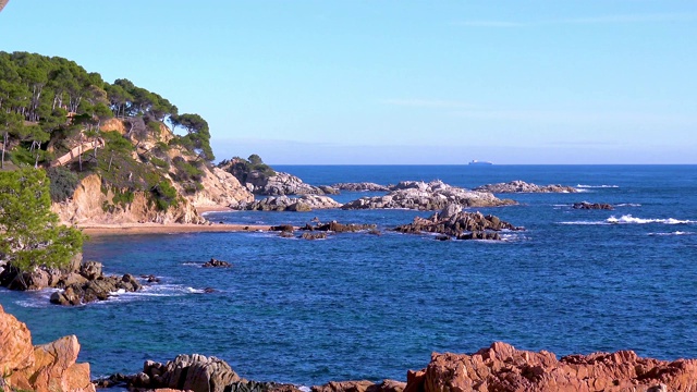 在一个阳光明媚的日子里，西班牙布拉瓦海岸的岩石镜头，靠近帕拉莫斯镇视频素材