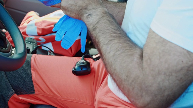 SLO MO一名救护车司机戴着外科手套的肖像视频下载