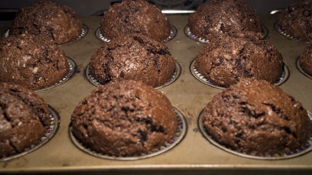 美味的自制双层巧克力松饼延时静态镜头。家里做的松饼在烤箱里烘烤和发酵视频素材