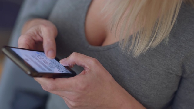 加州大学女生用智能手机发短信。有乳沟的女人。视频素材