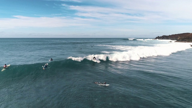 西班牙兰萨罗特一群冲浪者的空中摄影视频素材