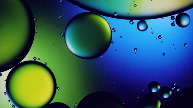 抽象的彩色油滴在水中视频下载