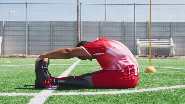 足球运动员在场上伸展身体视频素材
