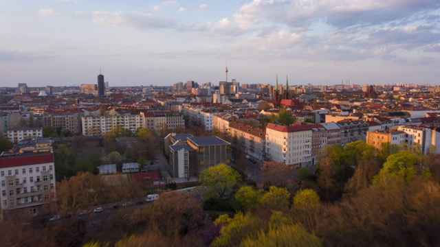 AERIAL: Beautiful Daylight Drone Hyper Lapse, Motion Time Lapse over Berlin with Alexanderplatz TV Tower view和Blue Sky with Clouds视频下载