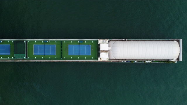 航拍香港维多利亚港太平洋俱乐部网球场上空视频下载
