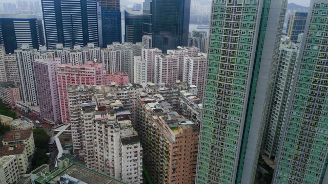 航拍一发住宅综合体和周围的摩天大楼，港岛，香港视频素材