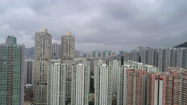 航拍飞向香港香港岛的住宅楼视频素材