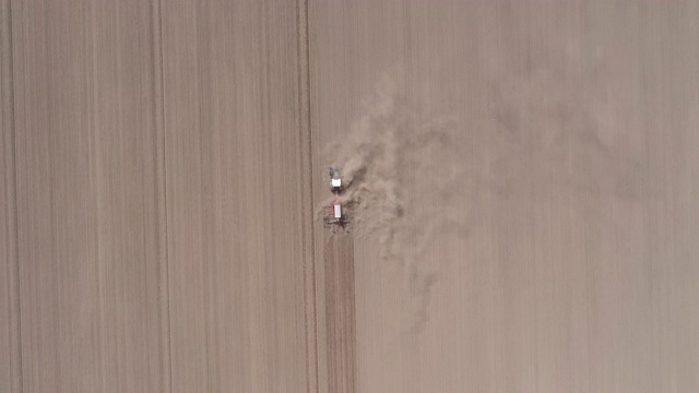 农业用架空机、带耙拖拉机为种植农作物准备大面积农田视频素材