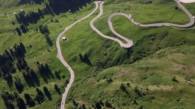鸟瞰图蜿蜒的道路在白云石，意大利视频素材