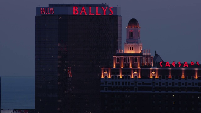 美国新泽西州大西洋城的巴利大西洋城酒店和赌场和克拉里奇酒店的鸟瞰图。视频下载