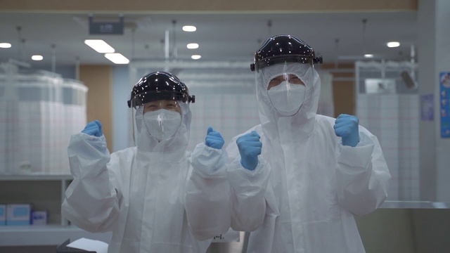 医护人员穿着防护服，在医院里抽拳头，预防COVID-19视频素材