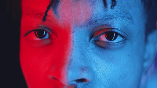 微距拍摄的非洲裔美国人的脸在霓虹灯视频素材