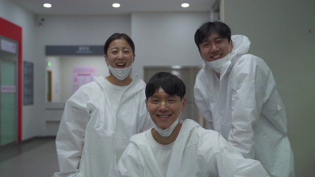 医护人员身着防护服微笑防控新冠肺炎视频素材