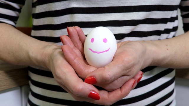 抱着鸡蛋的女人，一脸的开心视频素材