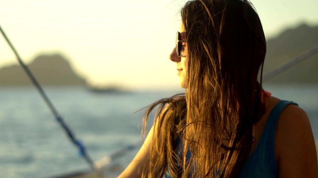 在帆船上看日落的女人视频下载